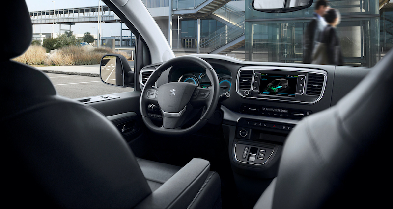 Autonomia fino a 330 km e versatilità, i “best” del nuovo Peugeot e-Traveller