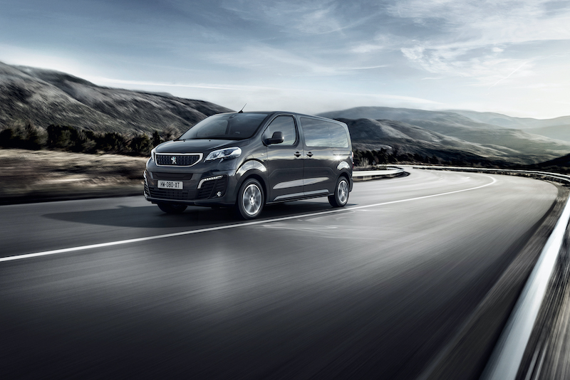 Autonomia fino a 330 km e versatilità, i “best” del nuovo Peugeot e-Traveller