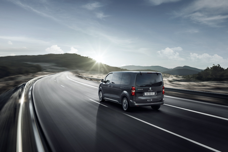 Autonomia fino a 330 km e versatilità, i “best” del nuovo Peugeot e-Traveller