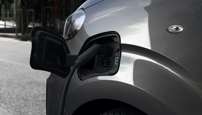 Autonomia fino a 330 km e versatilità, i “best” del nuovo Peugeot e-Traveller
