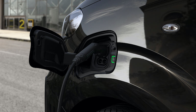 Autonomia fino a 330 km e versatilità, i “best” del nuovo Peugeot e-Traveller