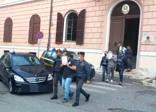 Drone inchioda i trafficanti di gasolio. La Finanza arresta 9 contrabbandieri Drone inchioda i trafficanti di gasolio. La Finanza arresta 9 contrabbandieri