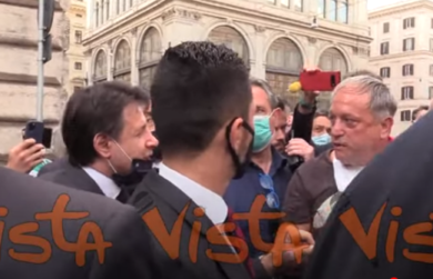 Conte replica a contestatore: “Dice che muore di fame e prende il Rdc?”. VIDEO