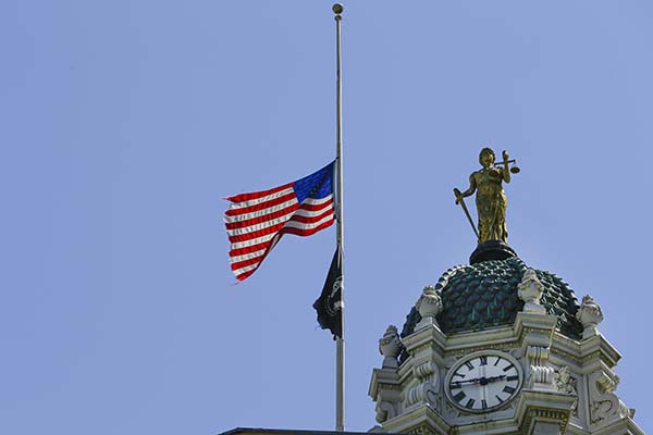 Usa, abbattuta statua Cristoforo Colombo: “Rappresenta il genocidio” Usa, abbattuta statua Cristoforo Colombo: “Rappresenta il genocidio”