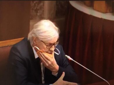 Sgarbi show, via la mascherina: “Non serve. Speranza? Delicato. Ma dice balle”