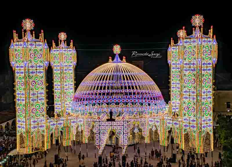 Le luminarie salentine ripartono dalla Campania, in Puglia sono in ginocchio Le luminarie salentine ripartono dalla Campania, in Puglia sono in ginocchio