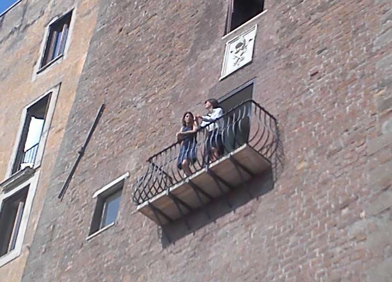 Raggi bis: il no di Zingaretti è un trucco. L’accordo Pd-M5S al secondo turno