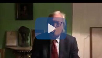 Sgarbi contro Mara Carfagna: “È una capra, si metta lei le catene alla bocca”