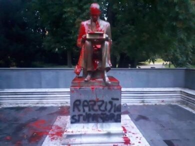 La statua di Montanelli imbrattata: “Razzista e stupratore”