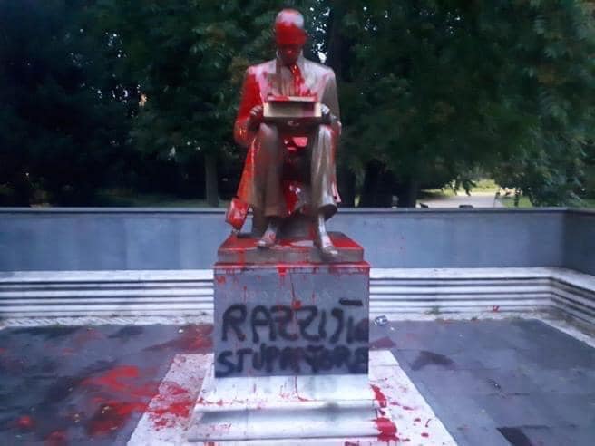 La statua di Montanelli imbrattata: “Razzista e stupratore” La statua di Montanelli imbrattata: “Razzista e stupratore”