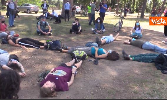 Flash mob di Extinction Rebellion fuori dagli Stati Generali a Villa Pamphili Flash mob di Extinction Rebellion fuori dagli Stati Generali a Villa Pamphili