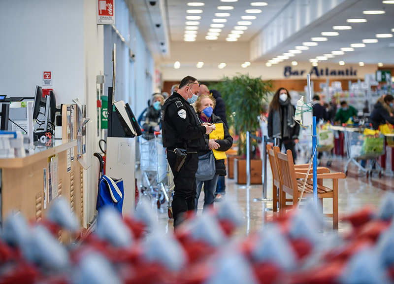Coronavirus, il tunnel che disinfetta al supermercato Coronavirus, il tunnel che disinfetta al supermercato