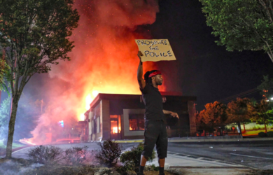 Atlanta, rabbia e notte di proteste. Si dimette il capo della polizia