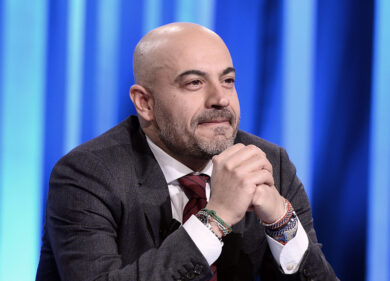 M5s, Paragone: “Il Movimento una fake politica, Di Battista leale ma cieco”