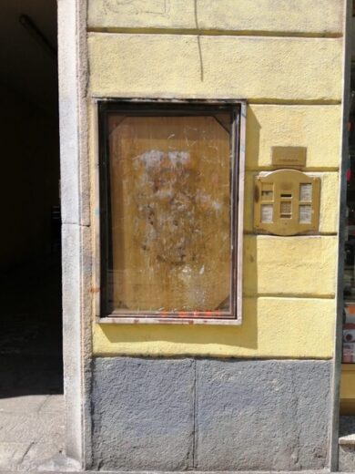 Io, “l’uomo dei muri puliti”,  che ha rimesso a nuovo la statua di Montanelli