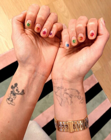 Spopola la moda delle unghie di coppia: i Ferragnez aprono le danze. FOTO