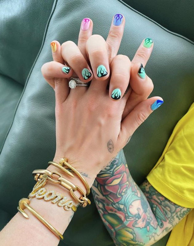 Spopola la moda delle unghie di coppia: i Ferragnez aprono le danze. FOTO