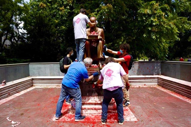 Io, “l’uomo dei muri puliti”, che ha rimesso a nuovo la statua di Montanelli Io, “l’uomo dei muri puliti”, che ha rimesso a nuovo la statua di Montanelli