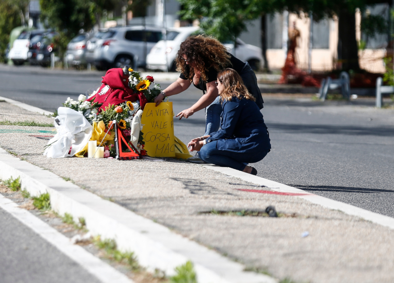 “E’ un mondo di cacca”, il parroco choc ai funerali di Mattia all’Infernetto “E’ un mondo di cacca”, il parroco choc ai funerali di Mattia all’Infernetto