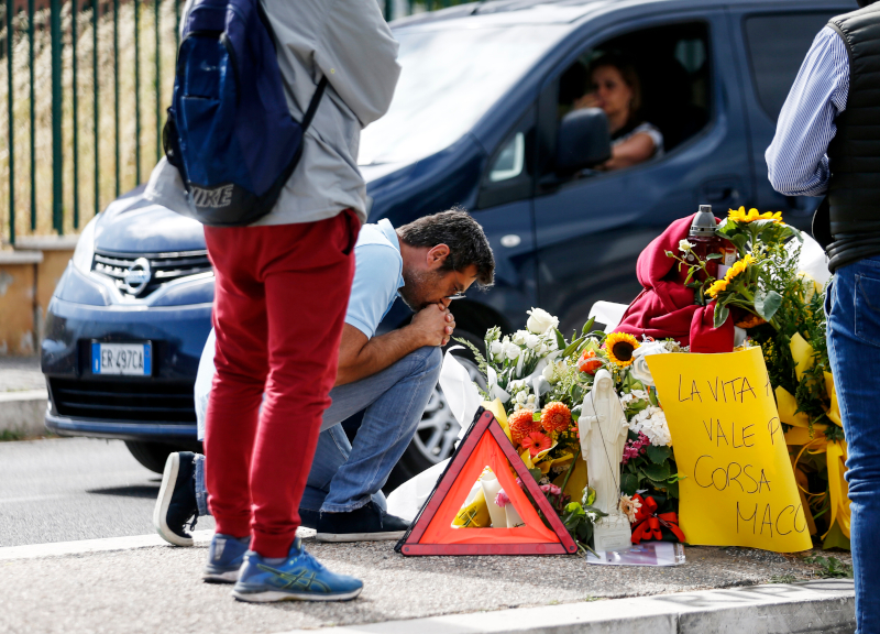 “E’ un mondo di cacca”, il parroco choc ai funerali di Mattia all’Infernetto “E’ un mondo di cacca”, il parroco choc ai funerali di Mattia all’Infernetto