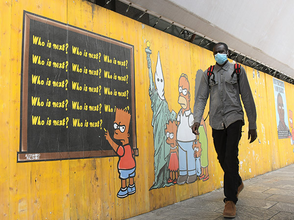AleXsandro Palombo street artist con i Simpson ricorda George Floyd a Milano AleXsandro Palombo street artist con i Simpson ricorda George Floyd a Milano