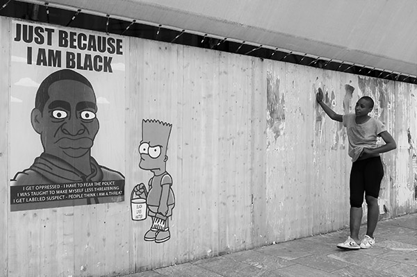 AleXsandro Palombo street artist con i Simpson ricorda George Floyd a Milano AleXsandro Palombo street artist con i Simpson ricorda George Floyd a Milano