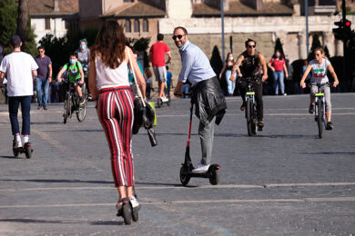 Roma in crisi da follia monopattini. Gli autisti dei bus Atac: “Abbiamo paura”