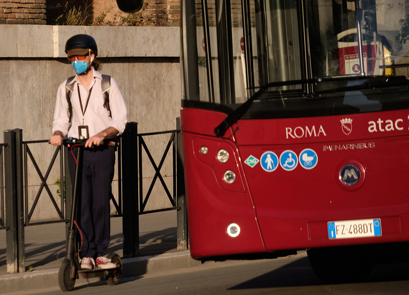 Roma in crisi da follia monopattini. Gli autisti dei bus Atac: “Abbiamo paura”