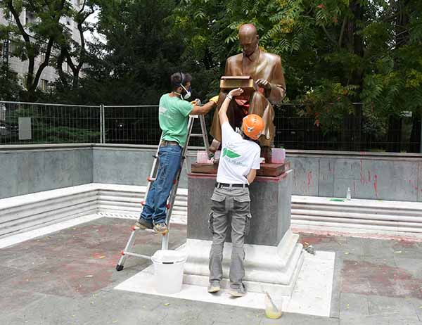 Indro Montanelli la statua a lui dedicata viene ripulita a mano Indro Montanelli la statua a lui dedicata viene ripulita a mano