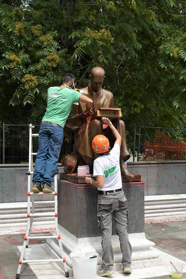 Indro Montanelli la statua a lui dedicata viene ripulita a mano Indro Montanelli la statua a lui dedicata viene ripulita a mano
