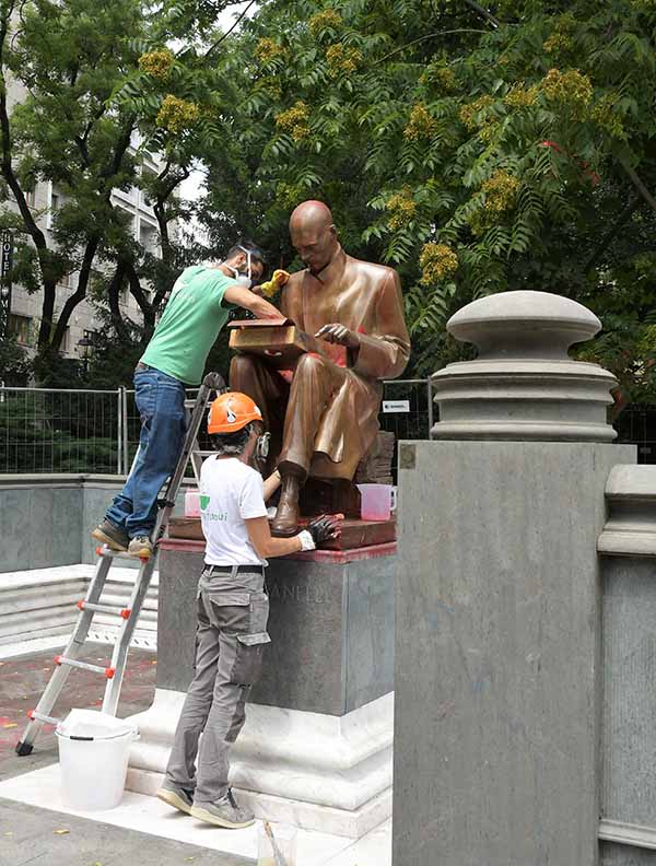 Indro Montanelli la statua a lui dedicata viene ripulita a mano Indro Montanelli la statua a lui dedicata viene ripulita a mano