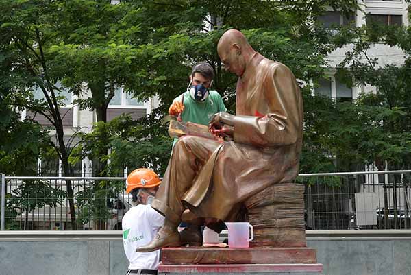 Indro Montanelli la statua a lui dedicata viene ripulita a mano Indro Montanelli la statua a lui dedicata viene ripulita a mano