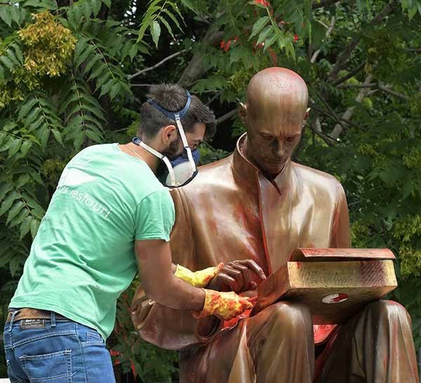 Indro Montanelli la statua a lui dedicata viene ripulita a mano Indro Montanelli la statua a lui dedicata viene ripulita a mano