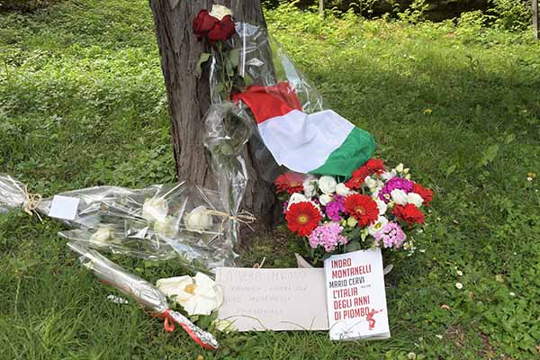 Indro Montanelli la statua a lui dedicata viene ripulita a mano Indro Montanelli la statua a lui dedicata viene ripulita a mano