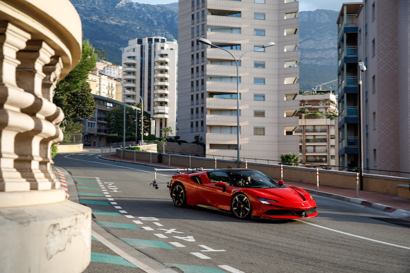 Ferrari e Charles Leclerc insieme per il ritorno alla normalità Ferrari e Charles Leclerc insieme per il ritorno alla normalità