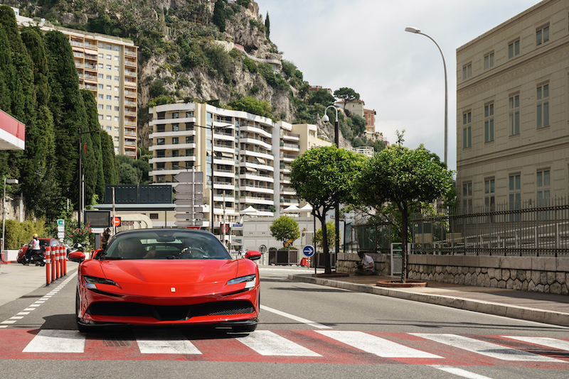 Ferrari e Charles Leclerc insieme per il ritorno alla normalità Ferrari e Charles Leclerc insieme per il ritorno alla normalità