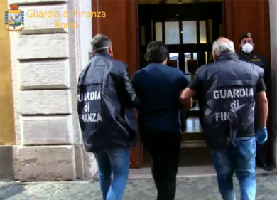 Roma, cocaina consegnata a casa: scoperto il call center dei vip a San Basilio