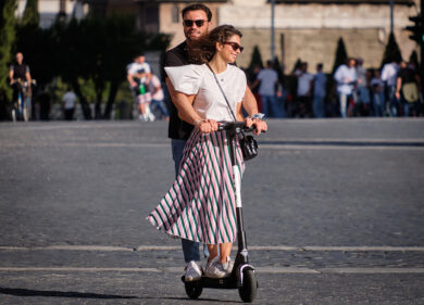 Monopattino follia, due ragazze investite da un’auto: giovani in ospedale