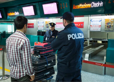 Corruzione, arrestati 2 poliziotti: soldi per eludere controlli all’aeroporto