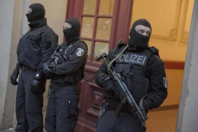 Germania, notte di scontri a Stoccarda: una dozzina di agenti feriti