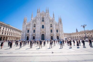 La protesta dei lavoratori della musica in Duomo con Levante e Diodato