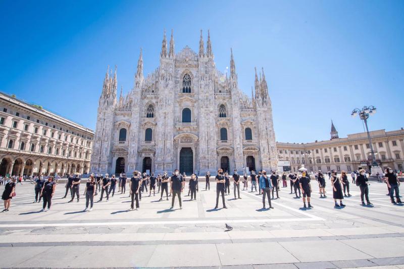 La protesta dei lavoratori della musica in Duomo con Levante e Diodato La protesta dei lavoratori della musica in Duomo con Levante e Diodato