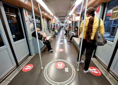 Lombardia, Fontana: “Stop ai guanti sui mezzi pubblici”