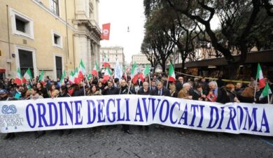 Roma, ore 10: avvocati in piazza: E’ il giorno del funerale della Giustizia
