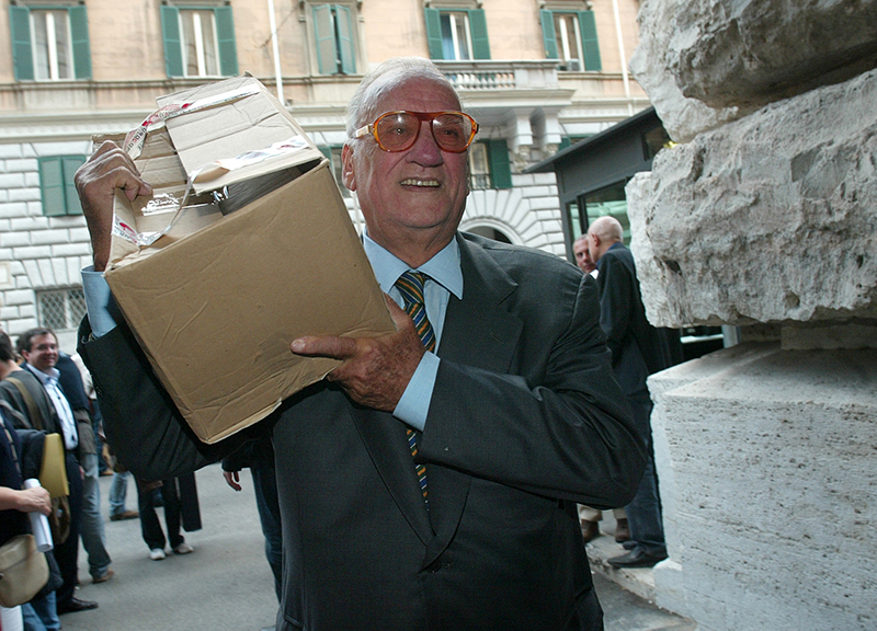 Politica, morto Alfredo Biondi: fu il guardasigilli di Berlusconi Politica, morto Alfredo Biondi: fu il guardasigilli di Berlusconi