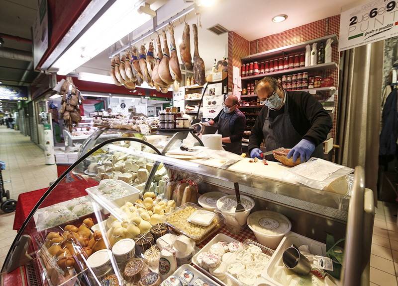 Roma, rivoluzione mercati. Aperti anche la sera, si mangia sino a mezzanotte Roma, rivoluzione mercati. Aperti anche la sera, si mangia sino a mezzanotte