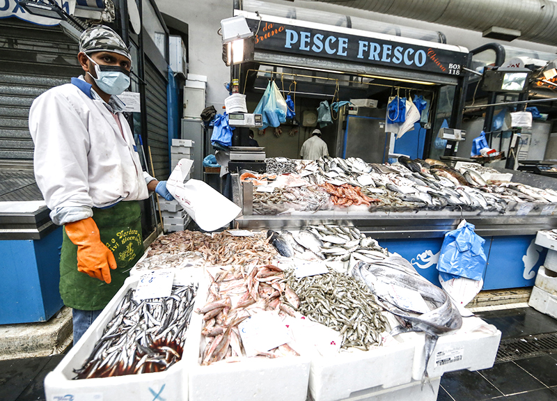 Roma, rivoluzione mercati. Aperti anche la sera, si mangia sino a mezzanotte Roma, rivoluzione mercati. Aperti anche la sera, si mangia sino a mezzanotte
