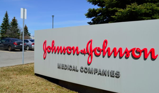 Usa, talco cancerogeno, Johnson&Johnson condannata a risarcire le vittime Usa, talco cancerogeno, Johnson&Johnson condannata a risarcire le vittime