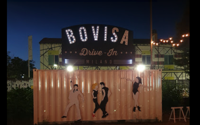 Esplode la moda del drive-in in monopattino, su sdraio e sotto l’ombrellone