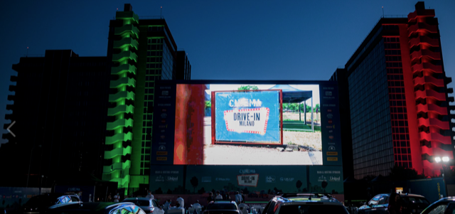 Esplode la moda del drive-in in monopattino, su sdraio e sotto l’ombrellone